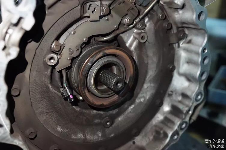 What is the significance of the wear resistance of the material of the automotive rear axle bearing for its long-term use？